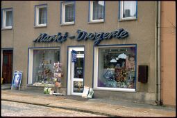 Bild: Schaufenster der Markt-Drogerie in Weißneberg