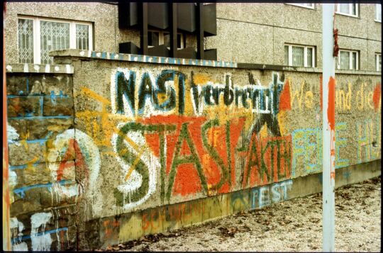 Graffiti an einer Mauer der Dresdner Stasi Zentrale