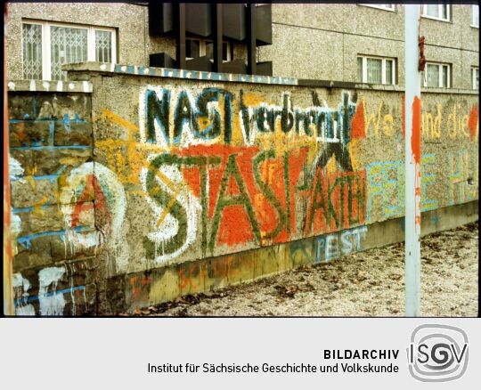 Graffiti an einer Mauer der Dresdner Stasi Zentrale