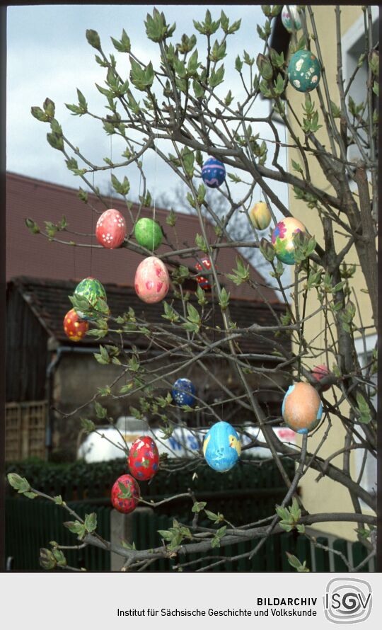 Österlich geschmückter Baum in Elstra 1997