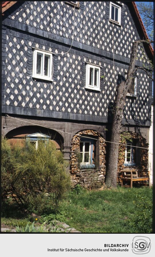 Umgebindehaus mit Brennholzstapel in Obercunnersdorf