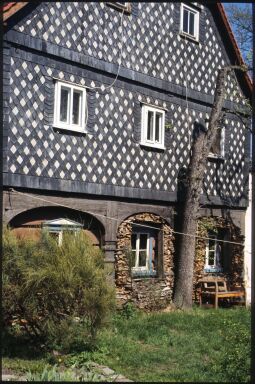 Bild: Umgebindehaus mit Brennholzstapel in Obercunnersdorf