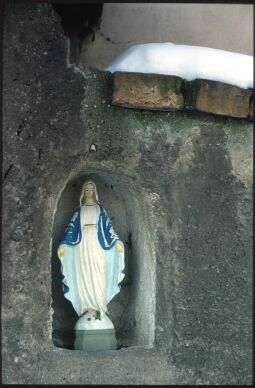 Bild: Marienstatuette in einer Nische