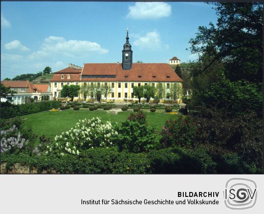 Blick über den Park auf Schloss und Kirche Seußlitz