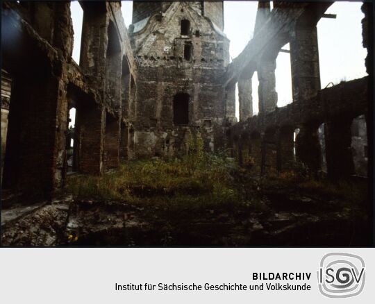 Blick durch den Nordflügel in der Ruine des Dresdner Schlosses