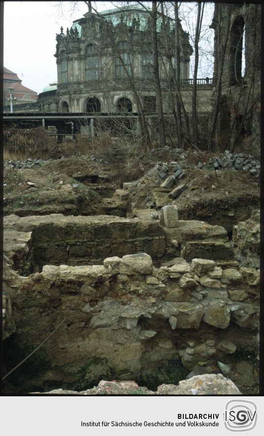 Blick zum Stadtpavillon des Dresdner Zwingers