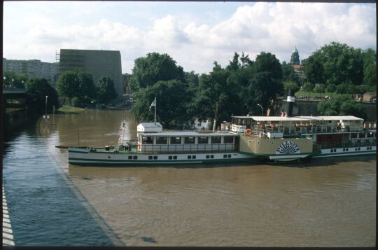 Das Schiff 'Pillnitz' während des Elbhochwassers 2002