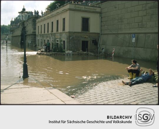 Sandsäcke und Helfer unterhalb der Brühlschen Terrasse