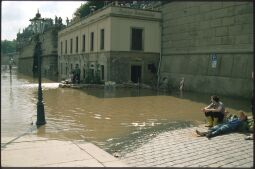 Bild: Sandsäcke und Helfer unterhalb der Brühlschen Terrasse