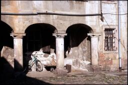 Bild: Arkaden im Hof der Albert-Einstein-Straße 1 Limbach