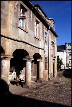 Bild: Arkaden im Hof der Albert-Einstein-Straße 1 Limbach