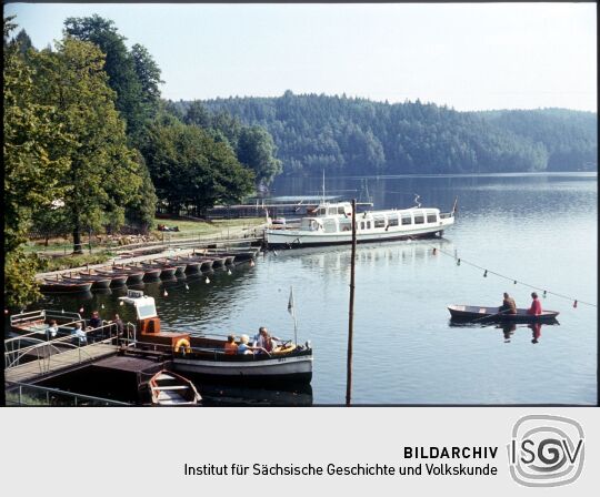 Anlegestelle am Ufer der Talsperre Kriebstein