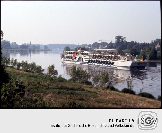 Blick auf die Elbe mit dem Ausflugsschiff 'Gräfin Cosel'