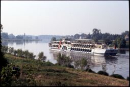 Blick auf die Elbe mit dem Ausflugsschiff 'Gräfin Cosel'