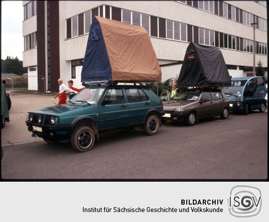 Zwei Autos mit Dachzelten in Rochlitz 1994