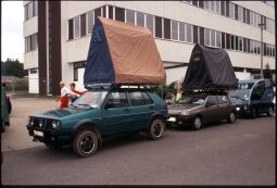 Bild: Zwei Autos mit Dachzelten in Rochlitz 1994