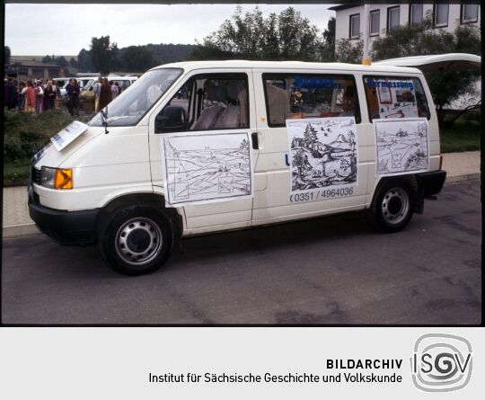 VW-Bus eines Vermessungsuternehmens in Rochlitz