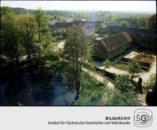 Blick vom die Wirtschaftsgebäude von Schloss Seifersdorf