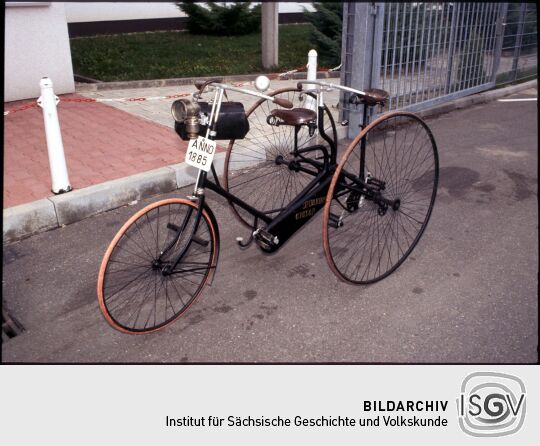 Historisches Fahrrad (Dreirad/ Tandem) aus dem Jahr 1885