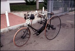 Bild: Historisches Fahrrad (Dreirad/ Tandem) aus dem Jahr 1885