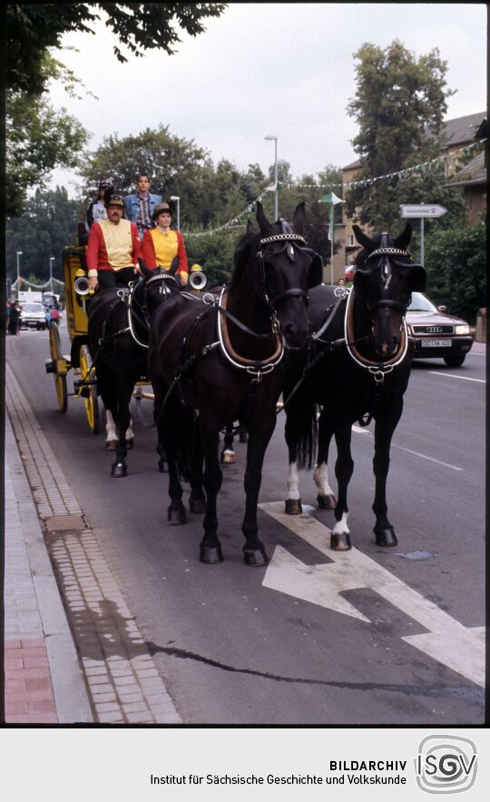 Postkutsche mit Kutschern im historischen Kostüm