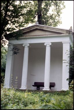 Bild: Ionischer Tempel im Park von Schloss Dittersbach
