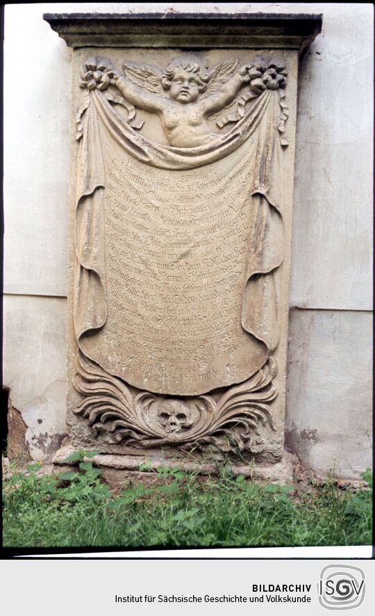 Barocker Grabstein an der Kirche Dittersbach