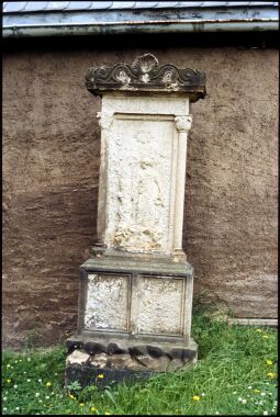 Bild: Grabstein auf dem Kirchhof Dittersbach