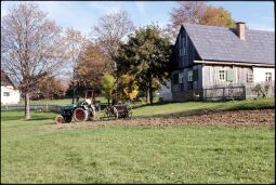 Bild: Traktor vor einem Gebäude in Landwüst