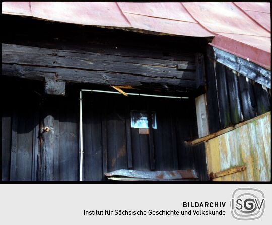 Detail eines Holzgebäudes in Landwüst