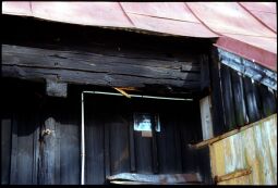 Bild: Detail eines Holzgebäudes in Landwüst