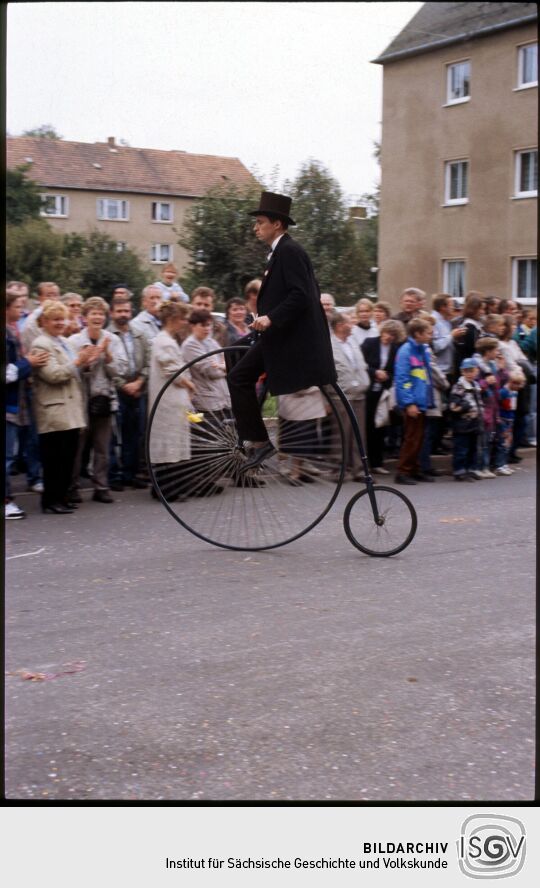 Teilnehmer auf einem Hochrad beim Festumzug zum Tag der Sachsen