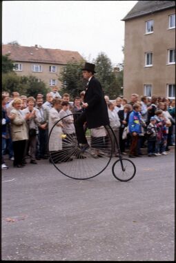 Bild: Teilnehmer auf einem Hochrad beim Festumzug zum Tag der Sachsen