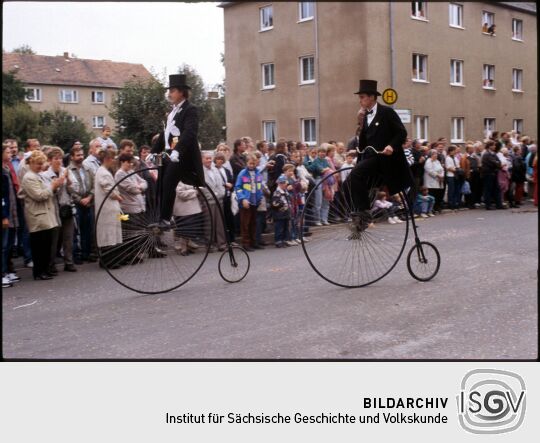 Teilnehmer am Umzug zum Tag der Sachsen auf Hochrädern