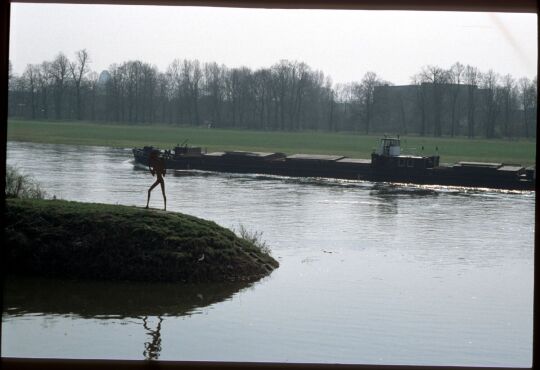 Blick über die Hafenmole des Pieschen Hafens auf die Elbe