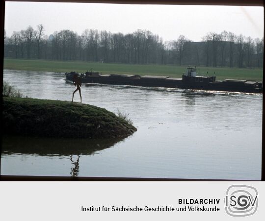 Blick über die Hafenmole des Pieschen Hafens auf die Elbe