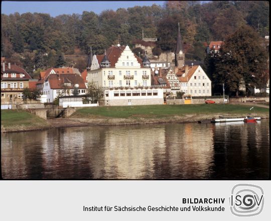 Blick über die Elbe auf Stadt Wehlen