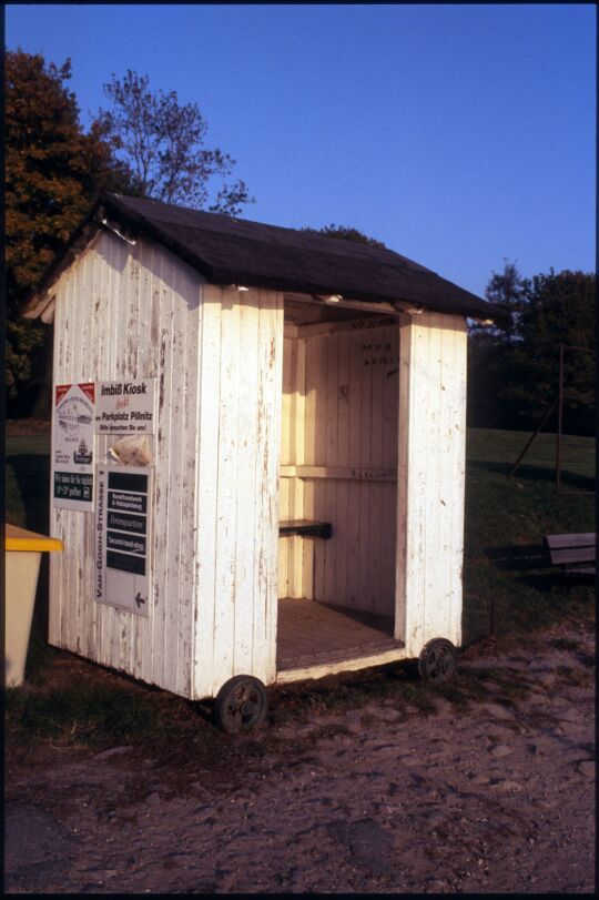Unterstand mit Werbung in Dresden Pillnitz