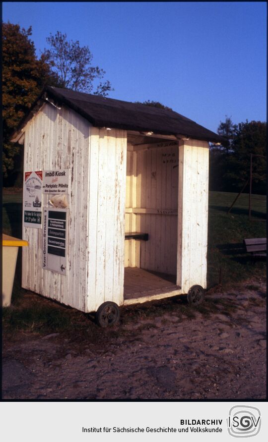 Unterstand mit Werbung in Dresden Pillnitz