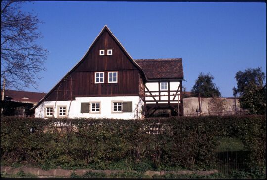 Blick vom Elbufer zu einem historischen Fischerhaus