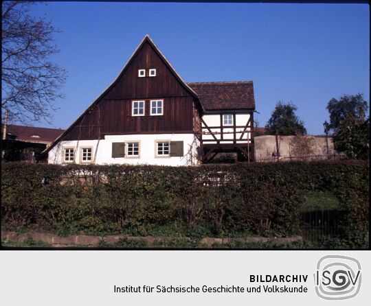Blick vom Elbufer zu einem historischen Fischerhaus