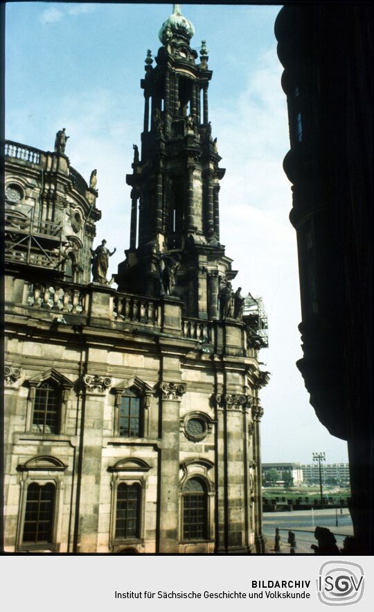 Blick zum Turm der Katholischen Hofkirche