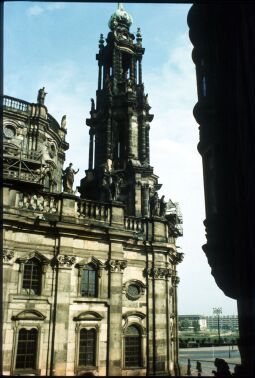 Bild: Blick zum Turm der Katholischen Hofkirche