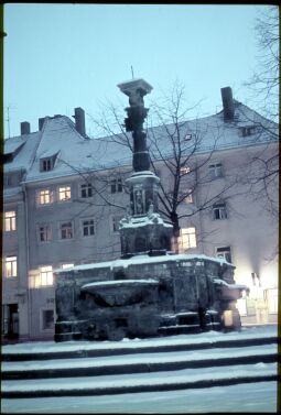 Bild: Brunnen auf dem Platz hinter der Dreikönigskirche  im Winter.