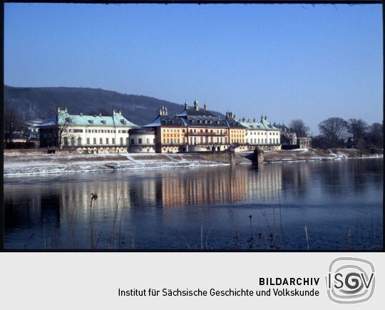 Blick über die Elbe auf Schloss Pillnitz im Winter