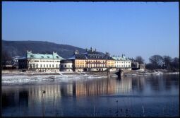 Bild: Blick über die Elbe auf Schloss Pillnitz im Winter