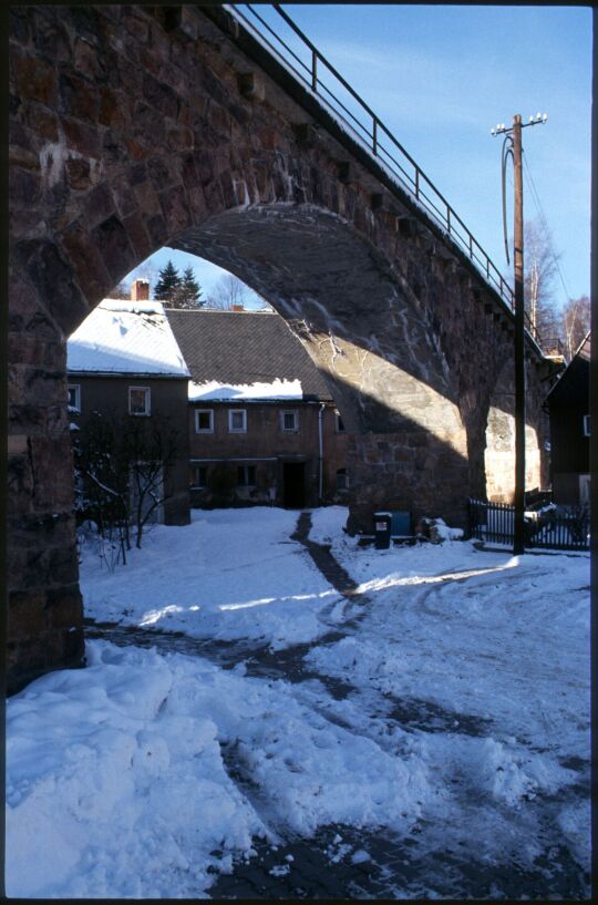 Eisenbahnviadukt in Schmiedeberg im Winter