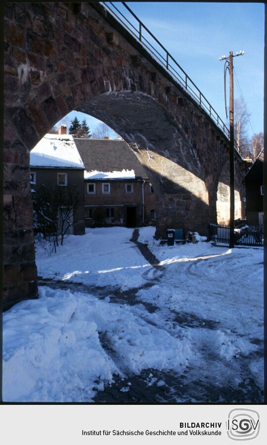 Eisenbahnviadukt in Schmiedeberg im Winter