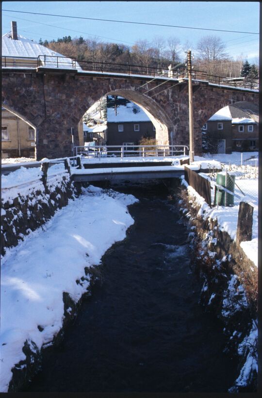 Eisenbahnviadukt in Schmiedeberg im Winter