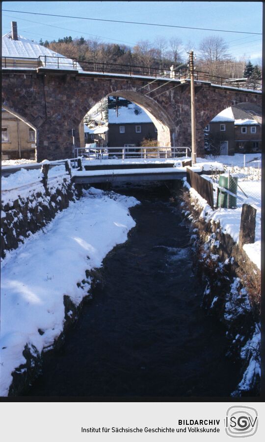 Eisenbahnviadukt in Schmiedeberg im Winter